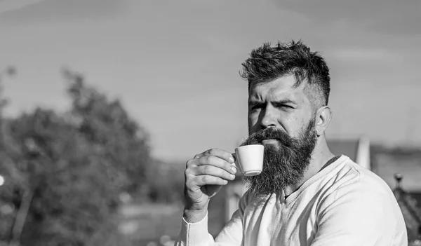 Espresso kupa, içecekler kahve sakallı adam. Kahve molası kavramı. Uzun sakallı adam sıkı ve ciddi görünüyor. Adam sakal ve bıyık üzerinde katı yüz içecekler kahve, kentsel arka plan, defocused — Stok fotoğraf