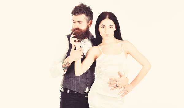 Concept de mariage. Hipster barbu avec mariée habillée pour la cérémonie de mariage, espace de copie. Couple amoureux, mariée et marié dans des vêtements élégants, fond blanc. Femme en robe de mariée et homme en gilet — Photo