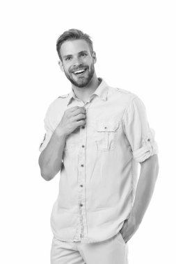 Burası çok sıcak. Beyaz arka planda gülümseyen yakışıklı sakallı adam izole edilmiş. Neşeli gülümseme maçosu gömleğinin düğmelerini açarken kendini seksi hisseder. Olumlu duygular. Parlak bir gülümseme. İçten gülümseyen adam