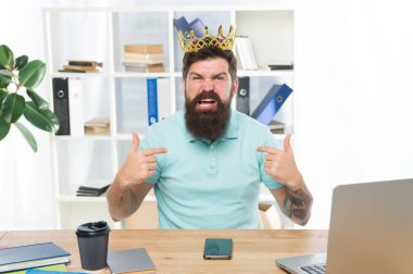 Ben en iyisiyim. Üstünlük ve kendine güven. Office kralı. İş yerinde, ciddi patron. Agresif patron size bağıran. Bana saygı. Altın taç adam kibirli kaba patronuyla ofiste oturmak