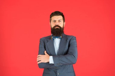 Tarzı ile elbise. Kendine güvenen iş adamı. İş patron. Sakallı adam resmi elbiseli. Sakallı adam ceketli. İş başarı. Patron. Erkek moda bakmak. Patron ofiste. Güçlü patron