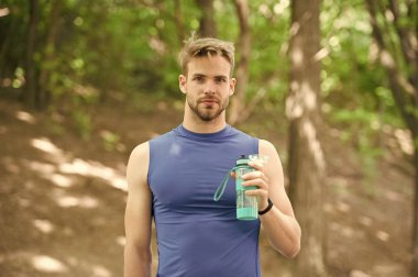 Serinletici. Hart spor antrenmanından sonra ferahlatıcı bir şeyler. İnsanda su şişeli içecek var. Ferahlatıcı konsept ve sağlıklı yaşam tarzı. yenileniyor.