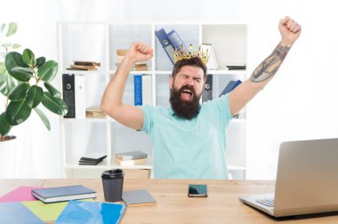 kendini beğenmiş mutlu kazanan. emin gülümseyen adam. Olumlu insan duygu. sakallı adam hipster yüz ifadesi. duygu ve tepki. açgözlü iş adamı. fedakar kendini kurban. sosyal sorunlar