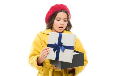 Şaşkın çocuk. Çocuk şık hediye kutusu tutun. Kız sevimli küçük Bayan ceket ve bere hediye taşır. Bahar alışveriş kavramı. Giysi ve bahar mevsimi için şirin küçük hediyeler satın. Tatmin edici alışveriş günü