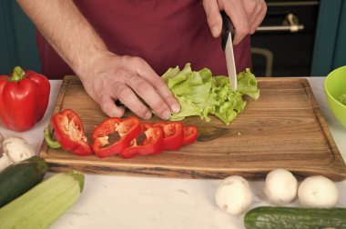 Bıçak ile dikkatli olun. Şef öğretir nasıl hızla chop sebze. Gıda güvenli ve verimli bir şekilde doğrayın, doğru araçları kullandığınızdan emin olun. Öğrenmek nasıl bıçak doğru tutmak ve doğru kesme tekniği kullanın