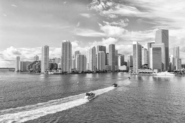 Flygfoto över Miami skyskrapor med blå molnig himmel, båt segel — Stockfoto