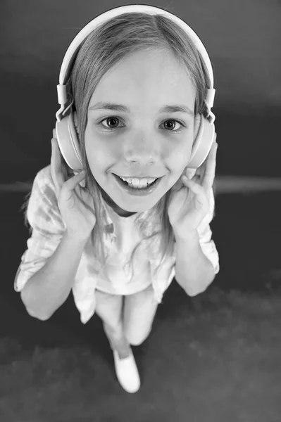 Ottieni l'abbonamento all'account musicale. Godetevi il concetto di musica. La musica è sempre con me. Bambina ascolta le cuffie delle canzoni. Canale della stazione radio online. Concetto di svago. Ragazza bambino ascoltare musica cuffie moderne — Foto Stock