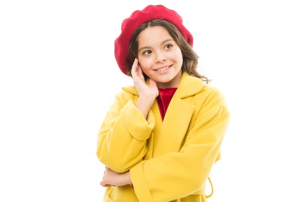 Ονειρική διάθεση. Αξεσουάρ μόδας beret για τις γυναίκες. Ντύνονται σαν το κορίτσι της μόδας. Παιδί μικρό χαριτωμένο κορίτσι χαμογελαστό πρόσωπο που θέτουν σε απομονωμένα σε λευκό καπέλο. Μόδα άνοιξη. Αξεσουάρ μόδας για μικρά παιδιά — Φωτογραφία Αρχείου