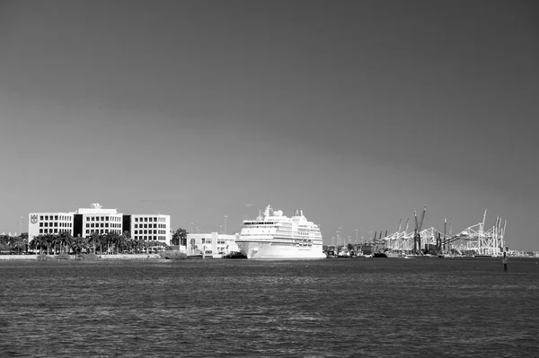 Witte Zee of oceaanstomer — Stockfoto