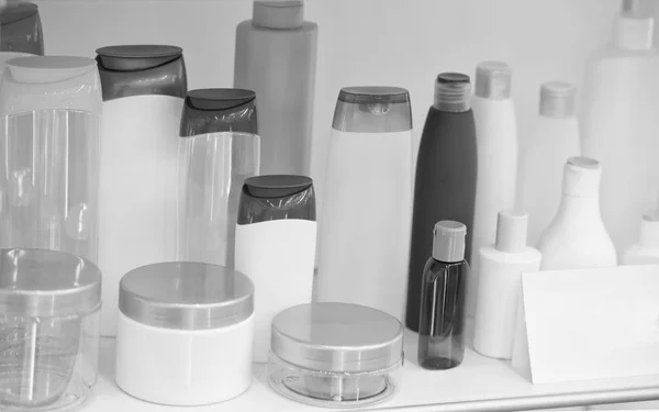 Prázdné kosmetické výrobky plastové láhve — Stock fotografie