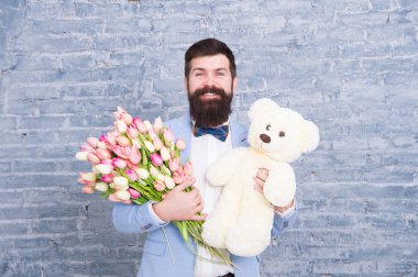 hediyeler sakallı adam. Bayan gün. Bahar hediye. Sakallı adam hippi çiçekli. Tarihi seviyorum. Uluslararası tatil. Mart 8. Lale buketi ve ayı sakallı adam. Bahar mutluluk. aşık adam
