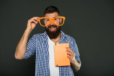 Çok zeki. Üniversite erkek öğrenci ders notları ile. Kitap nerd süslü gözlük takıyorum. Adam ders kitabı ile parti bardaklarda sakallı. Kitap nerd çalışma