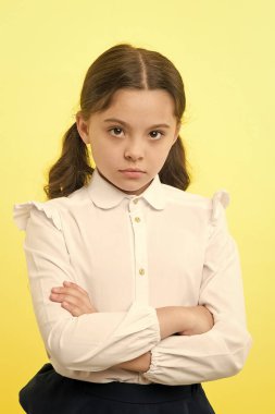 küçük lideri. küçük lideri ile ciddi bir yüz. Kız Çocuk küçük bir lider olarak kendinden emin. elleriyle küçük lideri çapraz.