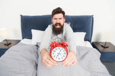 Sabah erken uyanma sorunu. Çalar saati getir. Yine uyuyakalmışsın. Erken kalkmak için bahşiş. Yatağında çalar saat olan sakallı, uykulu yüz yatağı. Ne korkunç bir ses. Kapat şu zili.