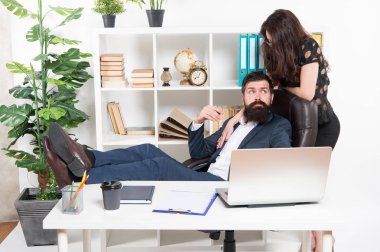 Seksi sekreter kişisel asistanı. Tipik ofis hayat. Adam hipster patron sit deri koltuk ofis iç sakallı. İşyerinde patron ve sekreter kız. İş insanlar ve ofis personeli