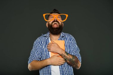 Güne kadar parlak. Bu kitabı okuyun. Çizgi roman ve mizah duygusu. Bu hikaye sadece benim gün yaptı. Relax için komik kitap. Kitap kapağı kopya alanı. Not Defteri veya kitap sakallı hippi erkek giyim komik gözlük tutun