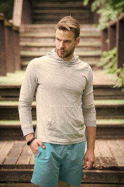 Merdivenler açık standında sakallı adam. Kendine güvenen sporcu rahat tarzı, moda içinde. İş için hazır. Temiz hava eğitim. Geleceği ve başarı. Spor ve fitness