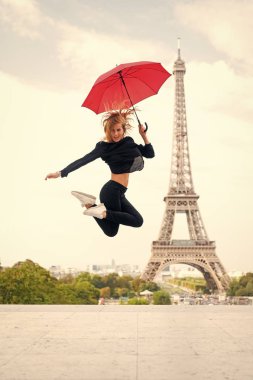 Güzellik ile Eyfel Kulesi bak. Kadın moda şemsiye ile atlamak. Beyaz arka plan üzerinde izole Parisian. Mutlu kadın seyahat de paris, Fransa. Seyahat ve yolculuk tutkusu. Yaz tatili keyfini