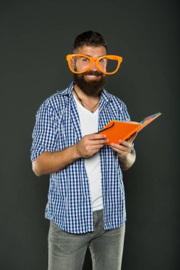 Bir daha fazla bölüm. Üniversite erkek öğrenci ders notları okuma. Kitap nerd çalışma. Kitap nerd süslü gözlük takıyorum. Adam ders kitabı ile parti bardaklarda sakallı