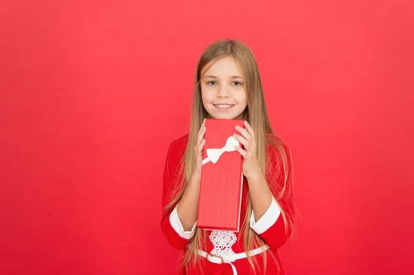 La ragazza tiene la scatola regalo. Bambino portare regalo avvolto con fiocco a nastro. Buon compleanno. Compra un regalo. Concetto di shopping. Regalo di compleanno per la bambina. Festeggia la festa. Rendila felice. Bella sorpresa. — Foto Stock