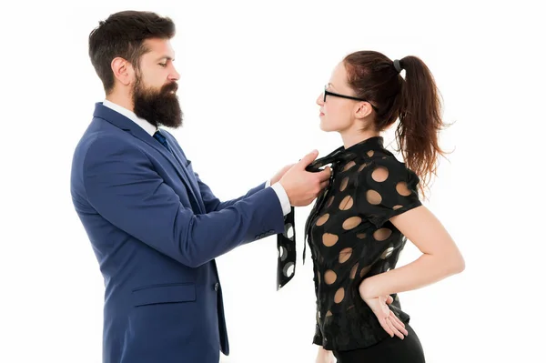 Chefe e atraente senhora assistente fundo branco. Último detalhe. Relações comerciais. Ajudar uns aos outros olhar perfeito. Parceiros de negócios homem e mulher ajustar roupa antes da conferência de negócios ou reunião — Fotografia de Stock