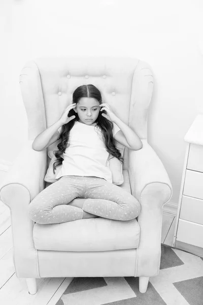 Niña feliz. Belleza y moda. Felicidad infantil. Moda de niño pequeño. Día internacional de los niños. niña pequeña y triste con el pelo perfecto. niño cansado y nervioso. dolor de cabeza. Ella es muy linda. — Foto de Stock