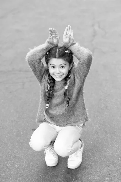 Kislány, tökéletes hajjal. Boldog kislány. Szépség és divat. kisgyerek divat. Gyerekkori boldogság. Nemzetközi Gyermeknap. Divat készülőben. játékos érzés — Stock Fotó