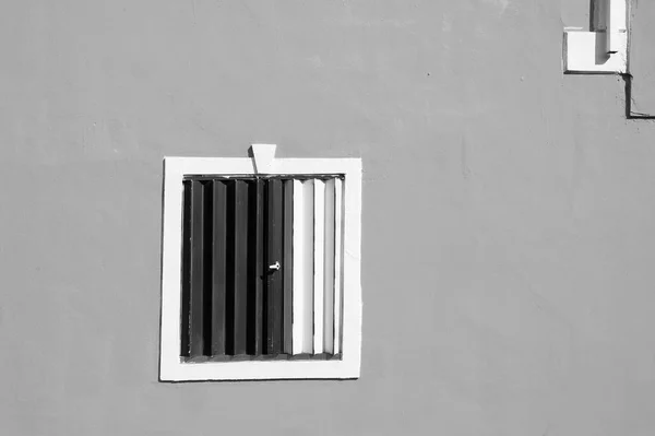 Fenêtre avec volets — Photo