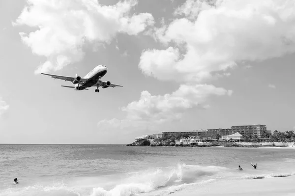 People and landing plane — Stock Photo, Image