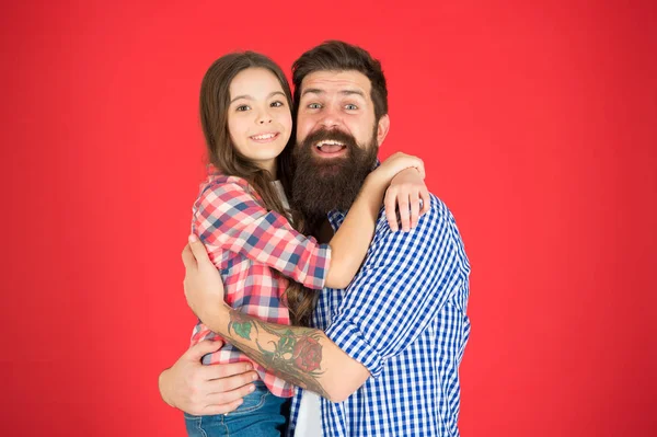 Tatlı sarılmak. Adam baba ve sevimli küçük kız kız kırmızı zemin üzerine sakallı. Babalar Günü'nü kutluyorlar. Aile değerleri kavramı. Aile bağları. Dostluk ilişkileri. Babası hippi ve kızı — Stok fotoğraf