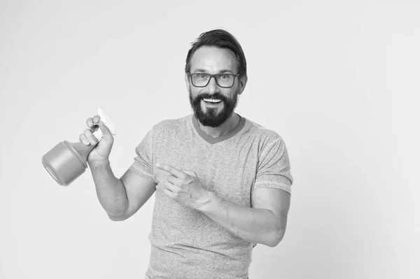 De casa. homem solteiro com frasco de spray. Homem barbudo. Hipster maduro com barba. Cuidados faciais. Moda masculina. Hister caucasiano brutal com bigode. dona de casa masculina ou dona de casa — Fotografia de Stock