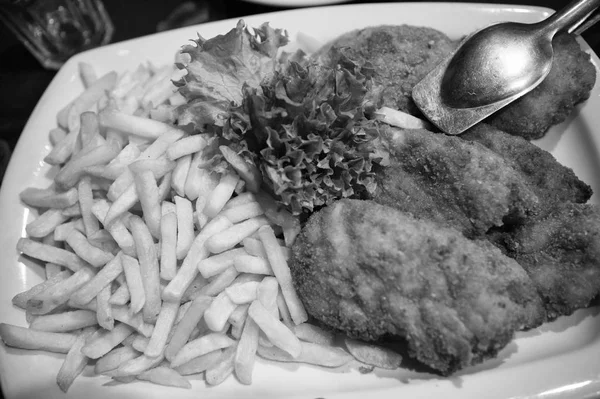 Essen. Pommes frites und paniertes Fleisch oder Fisch mit grünen frischen Salatblättern. Abendessen. Mittagessen im Restaurant. Geschäftsessen. gesunde Ernährung und Ernährung. Hunger. Essen in der Pflege — Stockfoto