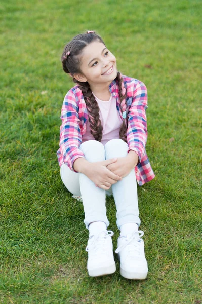 Sonhar um dia. Parques e exterior. sonhador alegre. Natureza de primavera. Piquenique de verão. Menina da escola pequena com cabelo na moda. infância feliz. menina pequena relaxar na grama verde. Sonhando com férias — Fotografia de Stock