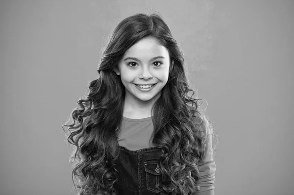 Felicidade infantil. moda de criança pequena. Dia internacional das crianças. menina pequena criança com cabelo perfeito. Menina feliz. Moda e beleza. Em seu próprio estilo — Fotografia de Stock