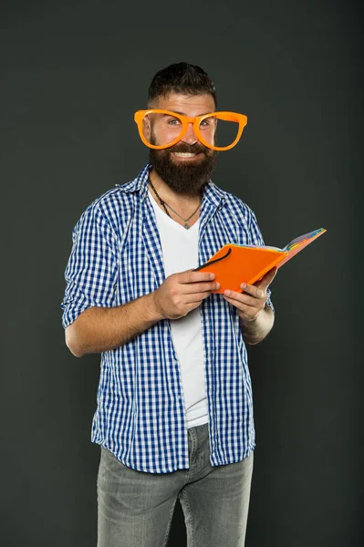 Ein weiteres Kapitel. männliche Universitätsstudenten lesen Vorlesungsnotizen. Studie Nerd hält Buch. Buch-Nerd mit schicker Brille. Bärtiger Mann mit Parteibrille und Lehrbuch — Stockfoto