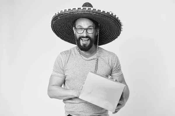 Mexicaanse man in een sombrero hoed. feest. Mannenmode. brutale Kaukasische hipster met snor. Volwassen hipster met baard. Gelaatsverzorging. Bebaarde man. huidige vak. winkelen. gelukkig man — Stockfoto