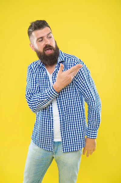 Angel sur mon épaule. Mode barbe et concept de coiffeur. Homme barbu barbe hipster fond jaune. Les pointes de barbier maintiennent la barbe. Moustache barbu soins. Apparence de hipster. Expression émotionnelle — Photo