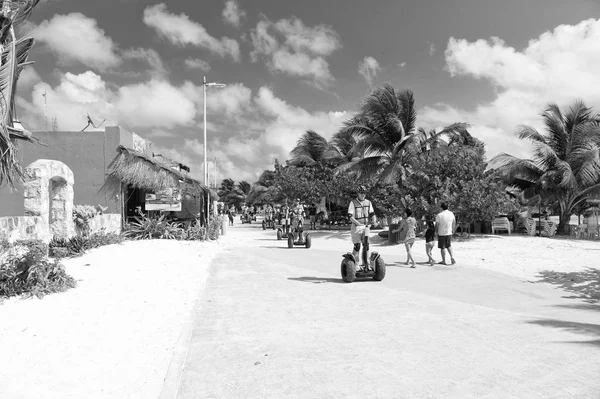 Personnes roulant sur segway — Photo