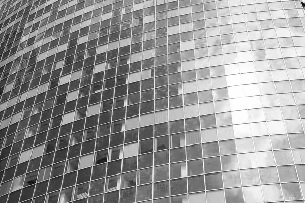 Fenêtres vitrées sur bâtiment moderne — Photo