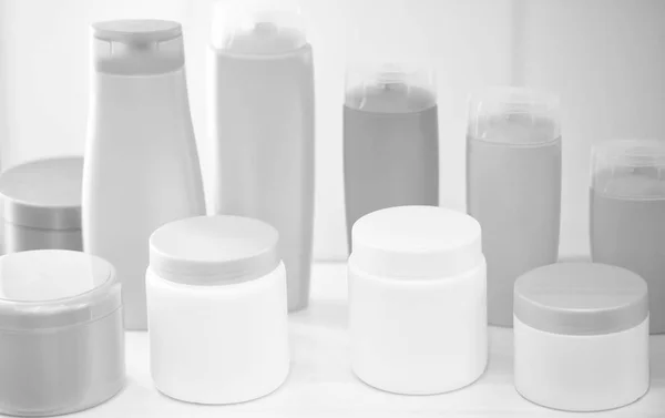 Produtos de beleza vazios garrafas de plástico — Fotografia de Stock