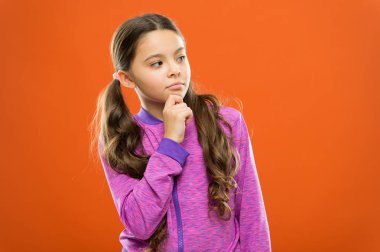 Akılda saymak. Çocuk düşünceli yüz karar olun. Çocuk şirin dalgın yüz düşünme. Zor karar veya seçim yapmak kız rahat bakmak. Onun için zor karar. Düşünceli kız zor kararı ile meşgul