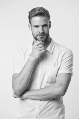 Sakallı adam. Sarı arka plandaki adam. Erkek modası. Bıyıklı, beyaz bir adam. Yüz bakımı. Sakallı, olgun bir hippi. Genç uzmanlar. Mükemmel tıraş.