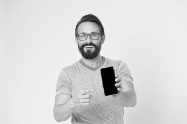 Uygulama güncelleştirin. Hipster neşeli kullanma smartphone. Adam mutlu Kullanıcı akıllı telefon. Smartphone ile kal. Online Topluluk katılın. Kullanıcı dostu kavramı. Adam telefon fırsatlar hakkında heyecanlı