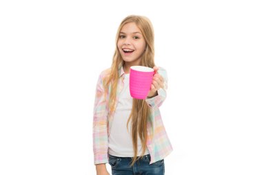 Sıcak kakao tarifi. Çocuklar yeterince su içmek emin olun. Kız Çocuk bardak beyaz arka plan tutun. Çocuk tutun kupa. Çay suyu kakao içmeye. İçkiyle rahatlatıcı. Gülen çocuk yeterli okul gün boyunca içecek