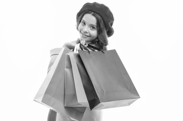 沉重的袋子。带着购物袋的小女孩。小购物者。带着纸袋的小孩。女童喜欢购物。小购物狂和纸袋。购物是一种瘾 — 图库照片