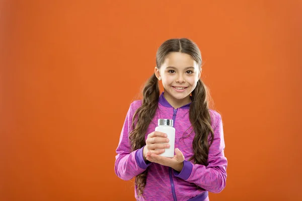 För friska mag flora. Kosttillskott för barn. Ta vitamintillskott. Flicka håll läkemedel flaska. Vitamin och medicin koncept. Barn tjej ta läkemedel. Behovet av vitamintillskott — Stockfoto