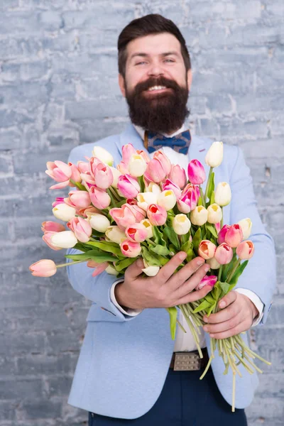 Romantiker mit Blumen. Romantisches Geschenk. Macho macht sich bereit für romantisches Date. Tulpen für den Liebsten. Mann gepflegt tragen blauen Smoking Fliege halten Blumenstrauß. Warten auf seine Freundin — Stockfoto