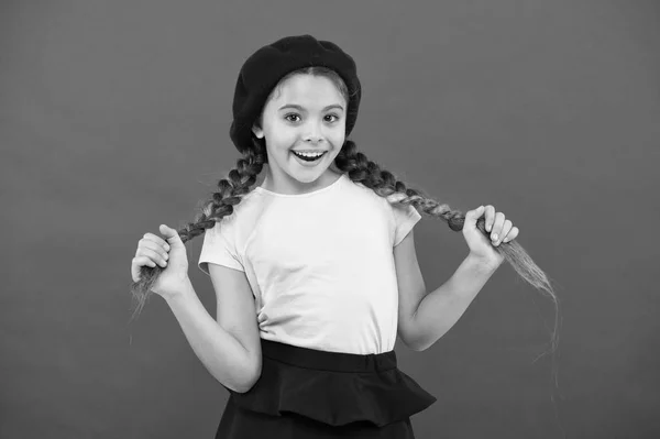 Kid beetje schattig meisje glimlachend gezicht poseren in hoed rode achtergrond. Hoe te dragen van Franse baret. Baret stijl inspiratie. Hoe te dragen baret als mode meisje. Modieuze baret accessoire voor vrouwelijke — Stockfoto