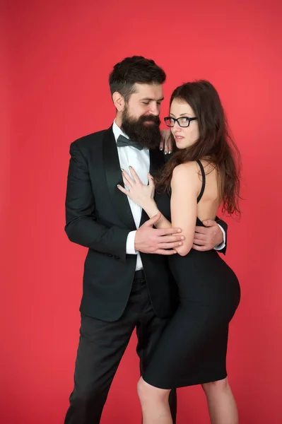 Esmoquin y vestido. Una pareja formal. expertos en arte de barbudo hombre y mujer. Esteta. Una relación romántica. Pareja enamorada en una cita. Fiesta formal. Esmoquin y vestido para evento formal. Satisfecho el uno con el otro —  Fotos de Stock