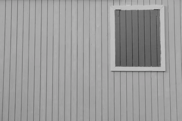 Fenêtre fermée colorée sur mur en bois — Photo